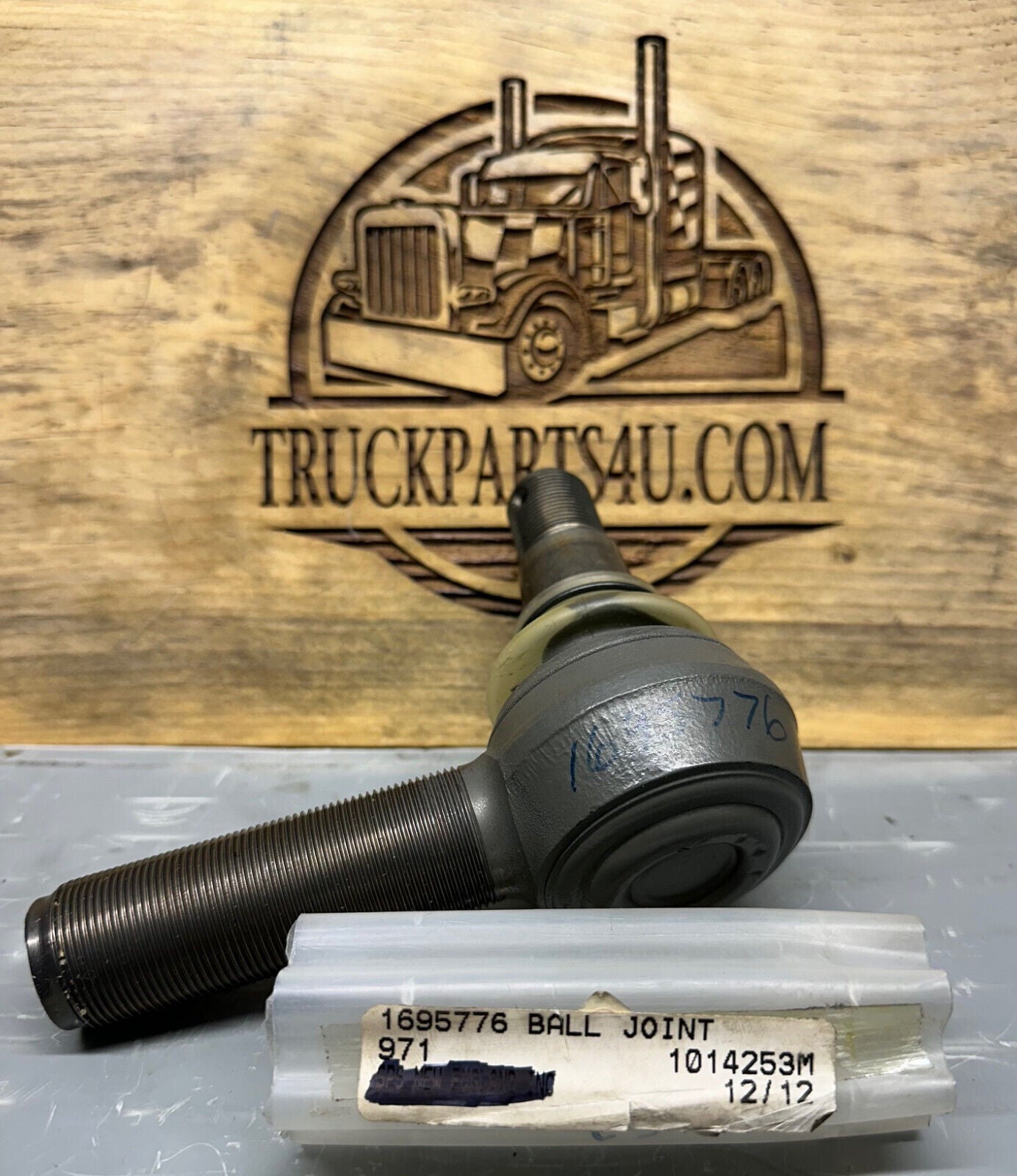 Angle view of Volvo 1695776 RH tie rod end – cross ref 1698557, 85114146